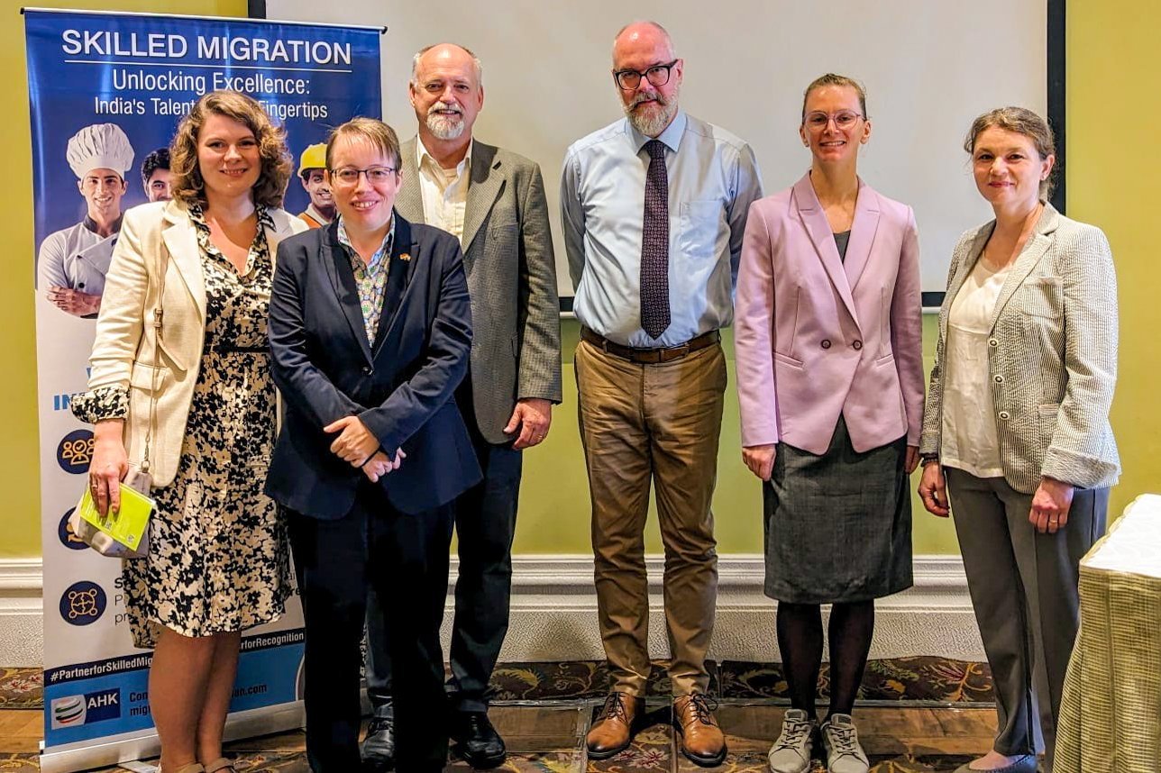 Elena Filatova mit Ute Brockmann, Dr. Rodney Reviere, Achim Fabig, Denise Eichhorn und Barbara Houessinon-Junger