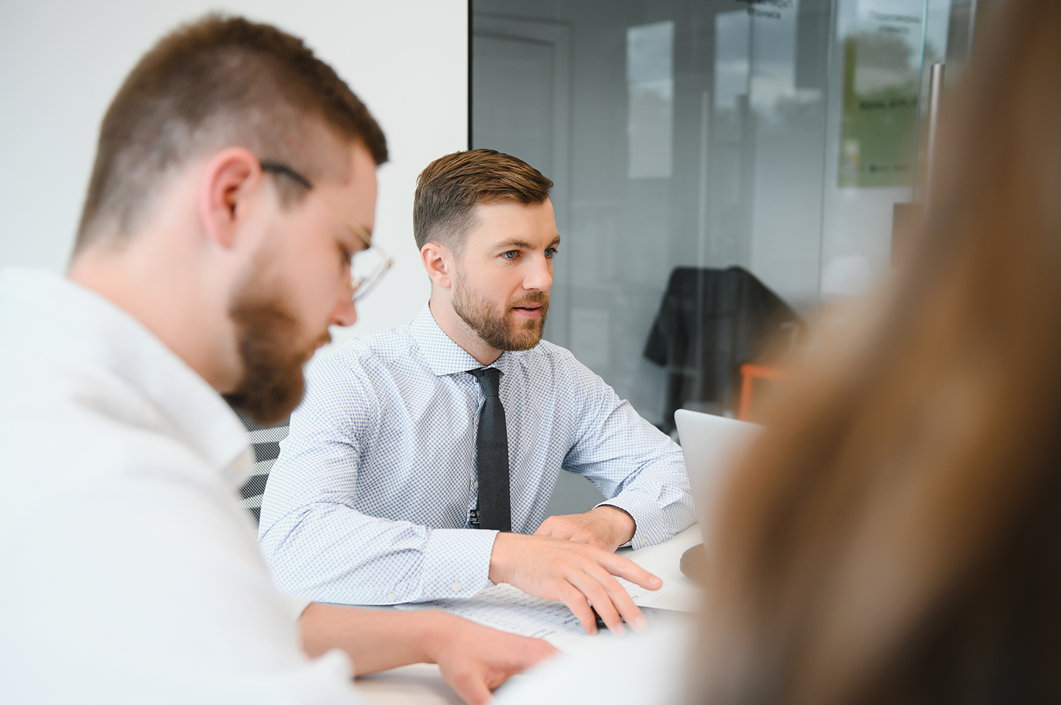 Mann am Tisch in einer Besprechung