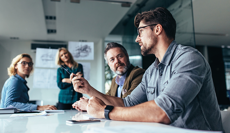 Gruppenbesprechung in modernem Büro